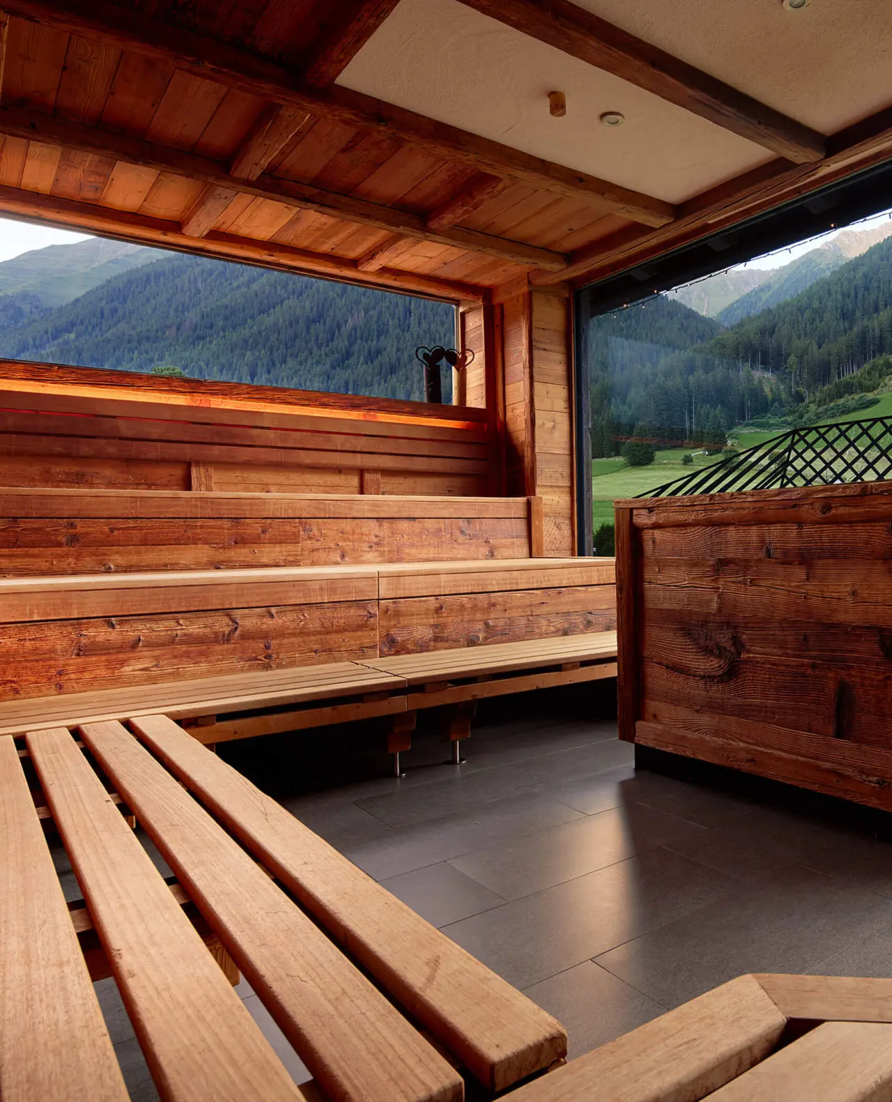 Hotel Magdalenahof in St. Martin in Gsies – Panorama-Sauna mit Bergblick | Wellnesshotel Gsiesertal