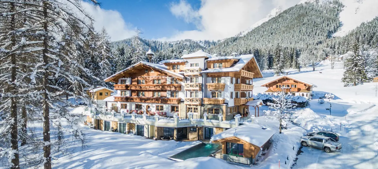 Hotel Lindenhof in Ramsau am Dachstein – Winterliche Außenansicht mit verschneiter Landschaft | Wellnesshotel Dachstein