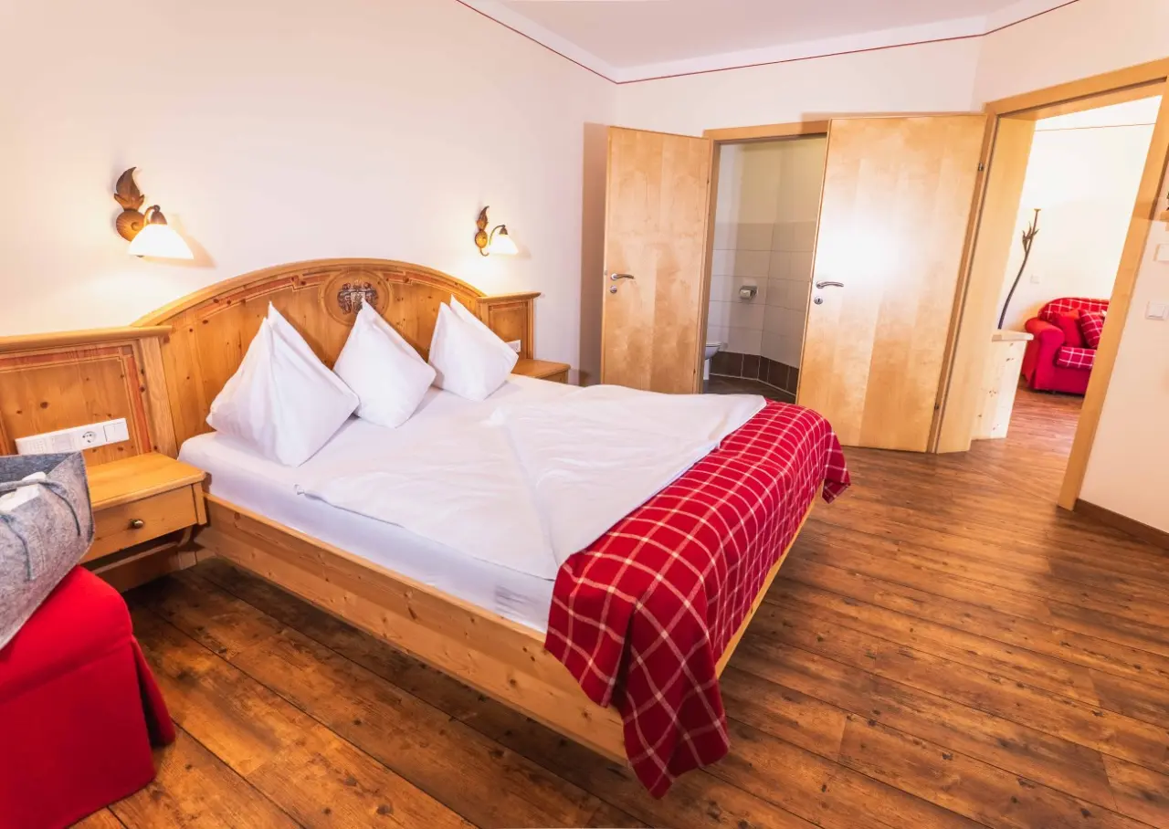 Hotel Lindenhof in Ramsau am Dachstein – Komfortables Doppelzimmer mit Holzmöbeln und Badzugang | Wellnesshotel Dachstein