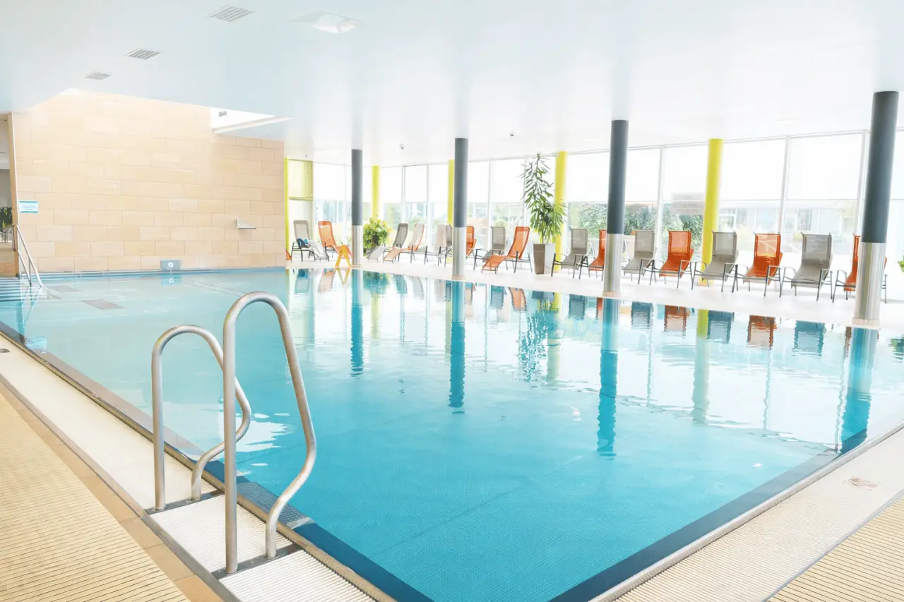 Thermalhotel Fontana in Bad Radkersburg – Heller Innenpool mit Liegebereich | Wellnesshotel Steiermark