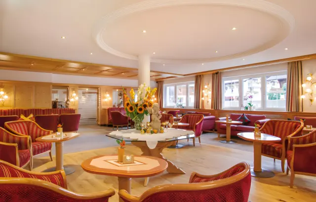 Hotel Sägerhof in Tannheim – Gemütliche Hotellobby mit Sitzbereichen | Wellnesshotel Tannheimer Tal