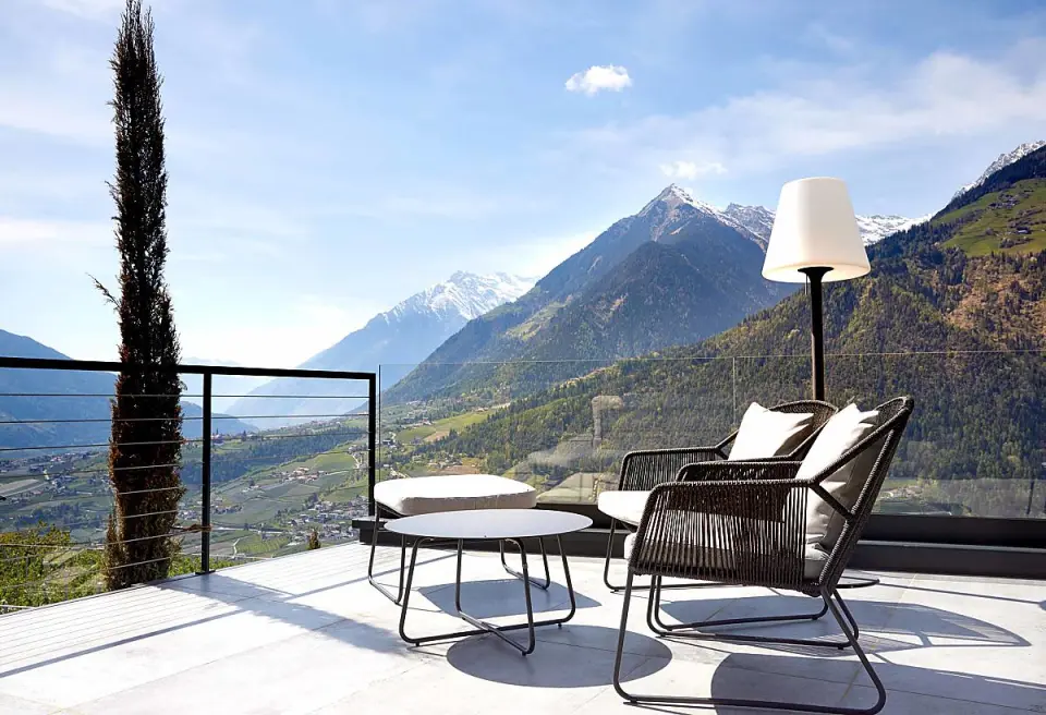 Hotel Sonnenparadies in Schenna – Sonnenterrasse mit Alpinblick | Wellnesshotel Südtirol