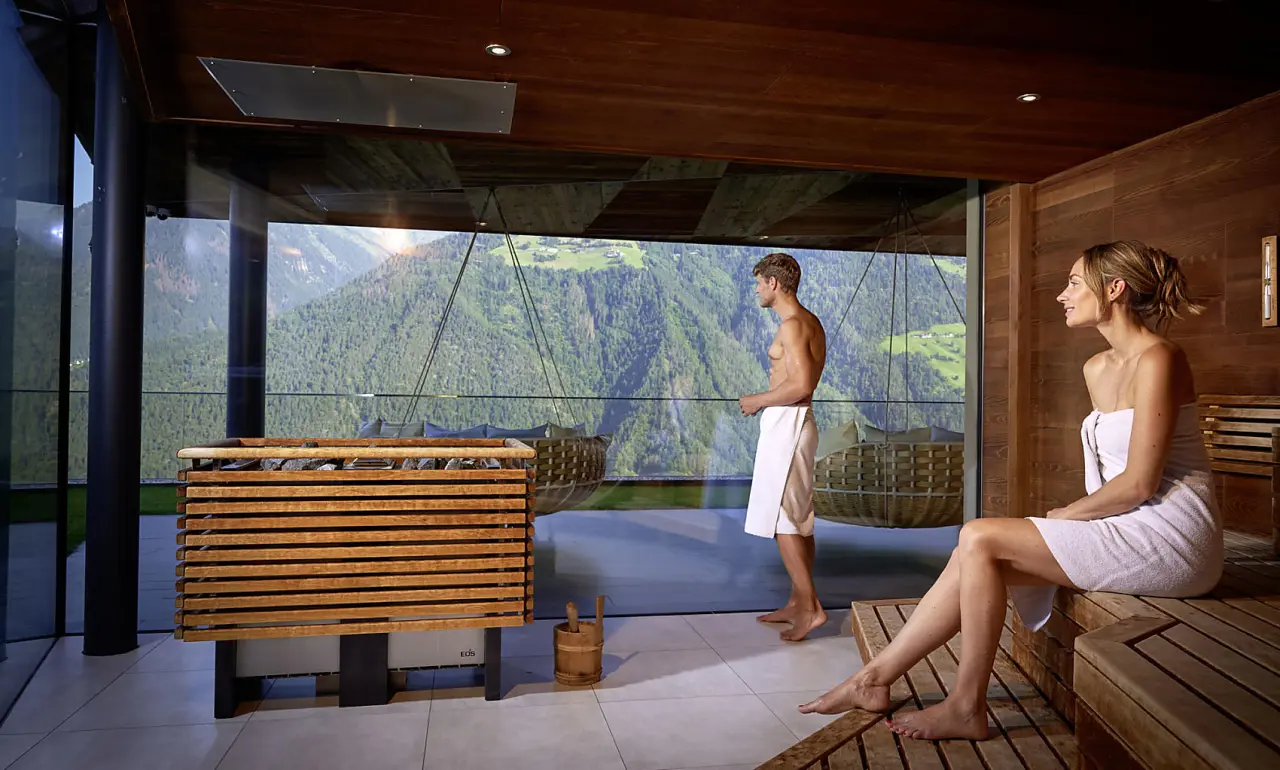 Hotel Sonnenparadies in Schenna – Panorama-Sauna mit Bergblick | Wellnesshotel Südtirol