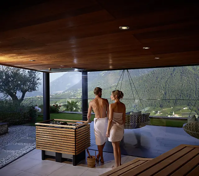 Hotel Sonnenparadies in Schenna – Gäste in der Sauna mit Panoramablick | Wellnesshotel Südtirol