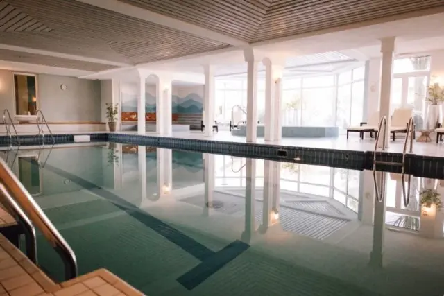 Berghotel Hoher Knochen in Schmallenberg – Heller Innenpoolbereich mit großen Fenstern | Wellnesshotel Sauerland