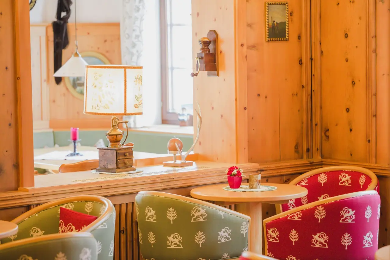 Appart- und Wellnesshotel Charlotte Seefeld in Seefeld in Tirol – Gemütliche Sitzecke im traditionellen Stil | Wellnesshotel Tirol