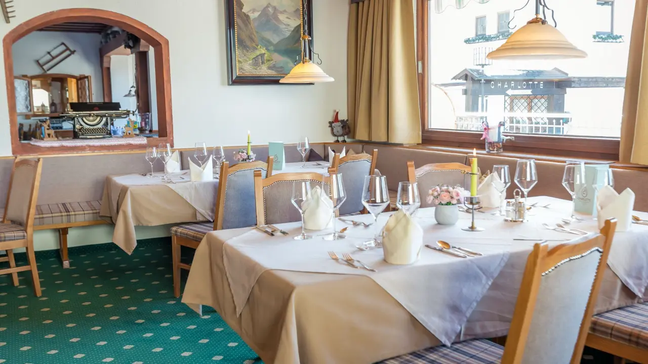 Appart- und Wellnesshotel Charlotte Seefeld in Seefeld in Tirol – Gemütlicher Restaurantbereich mit eingedeckten Tischen | Wellnesshotel Tirol