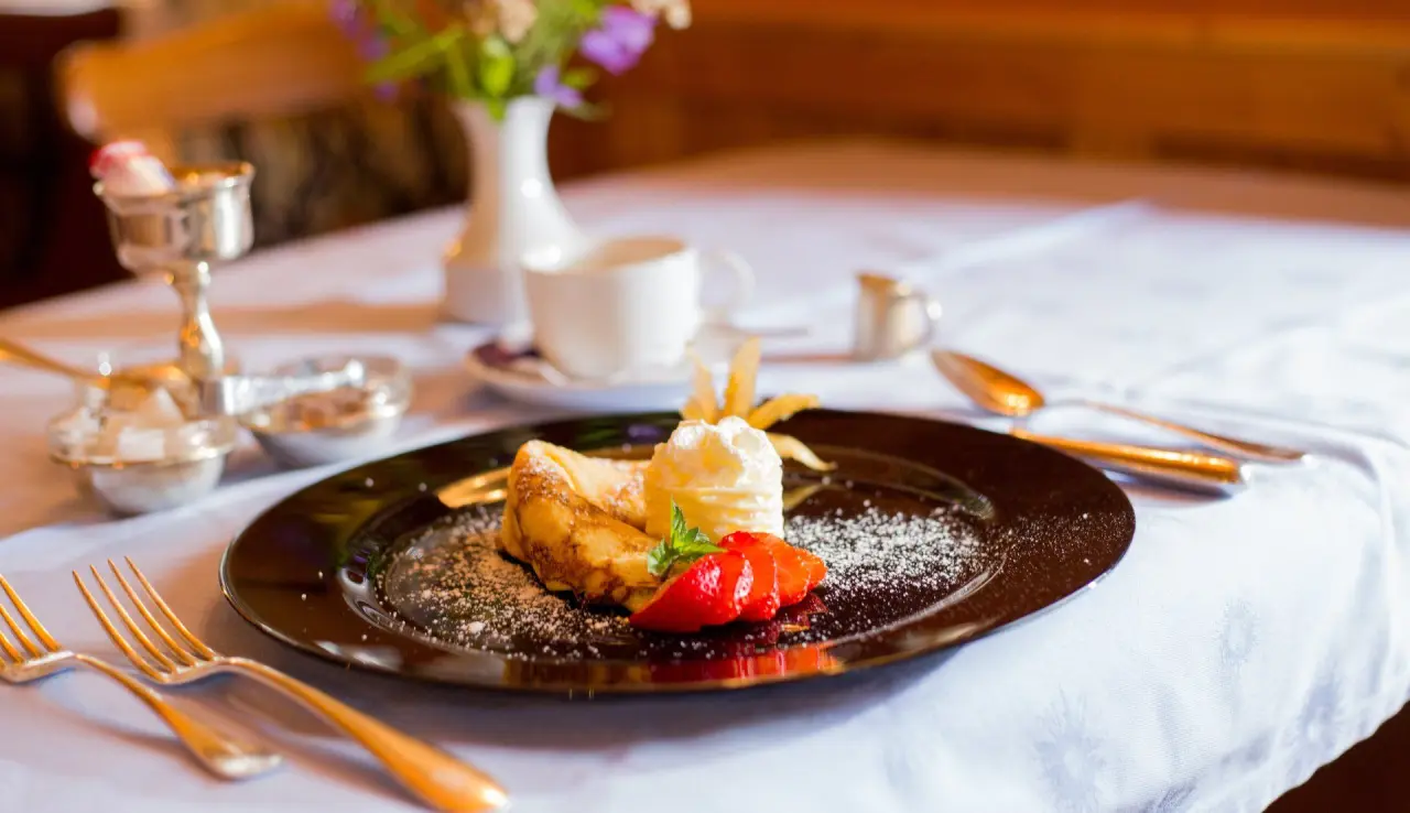 Appart- und Wellnesshotel Charlotte Seefeld in Seefeld in Tirol – Köstliches Dessert mit Früchten und Sahne | Wellnesshotel Tirol