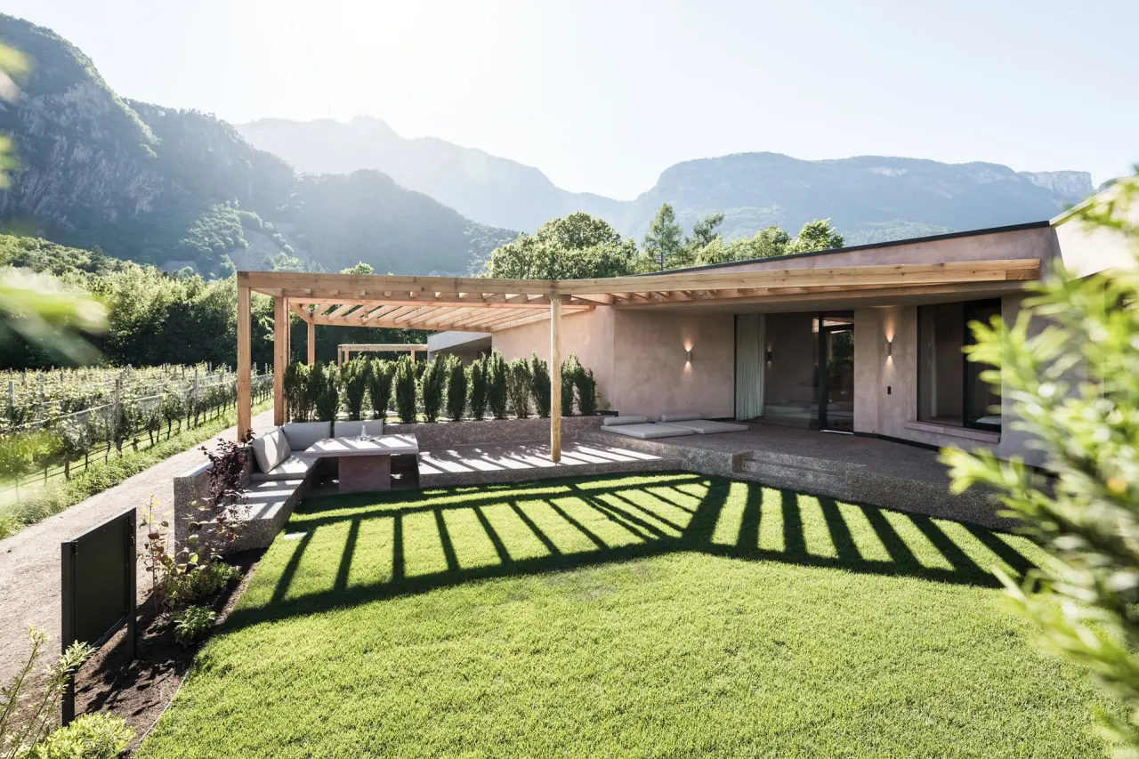 Hotel Restaurant Weingut Stroblhof in Eppan an der Weinstraße – Moderne Architektur mit Garten und Bergpanorama | Wellnesshotel Südtirol