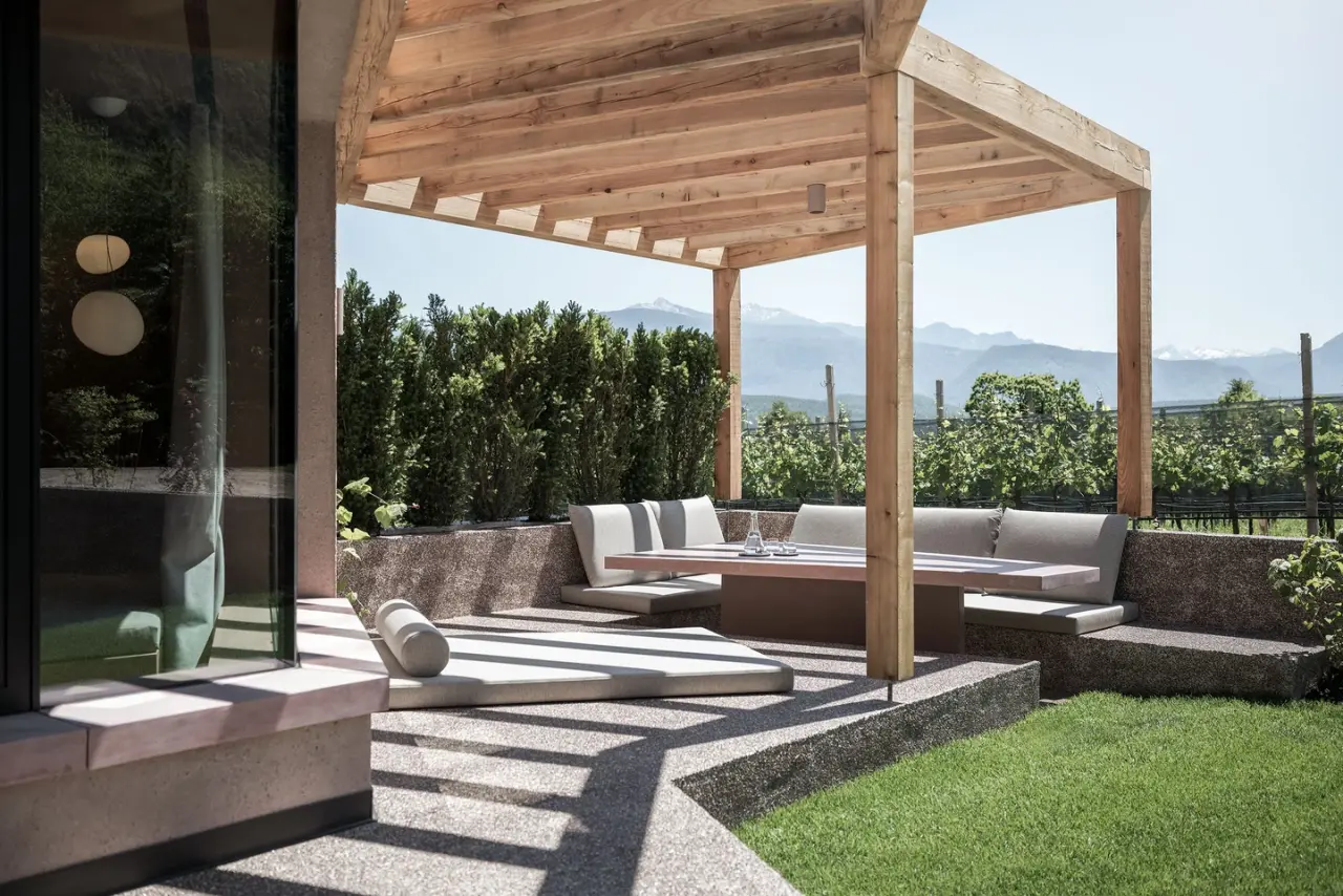 Hotel Restaurant Weingut Stroblhof in Eppan an der Weinstraße – Lounge-Terrasse mit Pergola und Bergblick | Wellnesshotel Südtirol