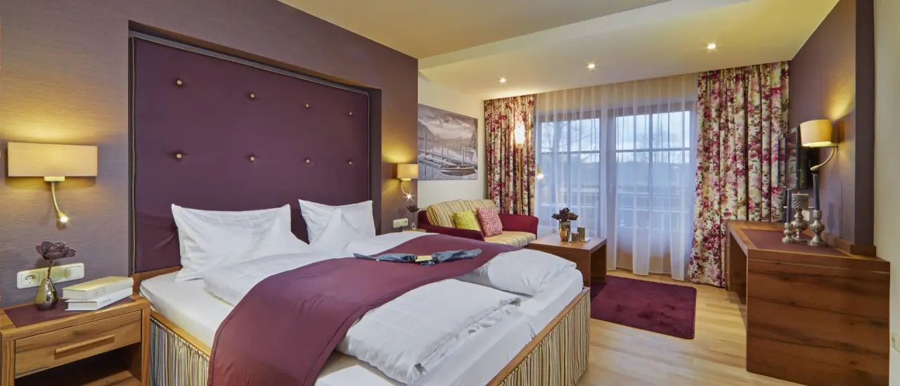 Hotel Sommer in Füssen – Komfortables Doppelzimmer mit Balkon und moderner Einrichtung | Wellnesshotel Allgäu