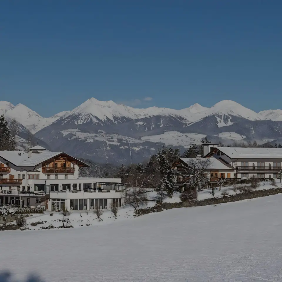 Hotel Torgglerhof bei Brixen in Brixen – Winteransicht mit schneebedeckten Bergen | Wellnesshotel Südtirol