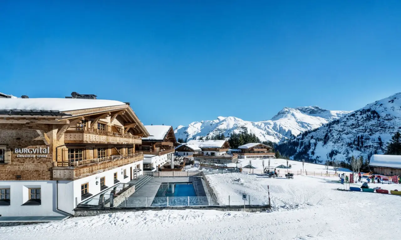 Burg Vital Resort in Lech am Arlberg – Sommerlandschaft mit Hotel und Liegewiese | Wellnesshotel Arlberg