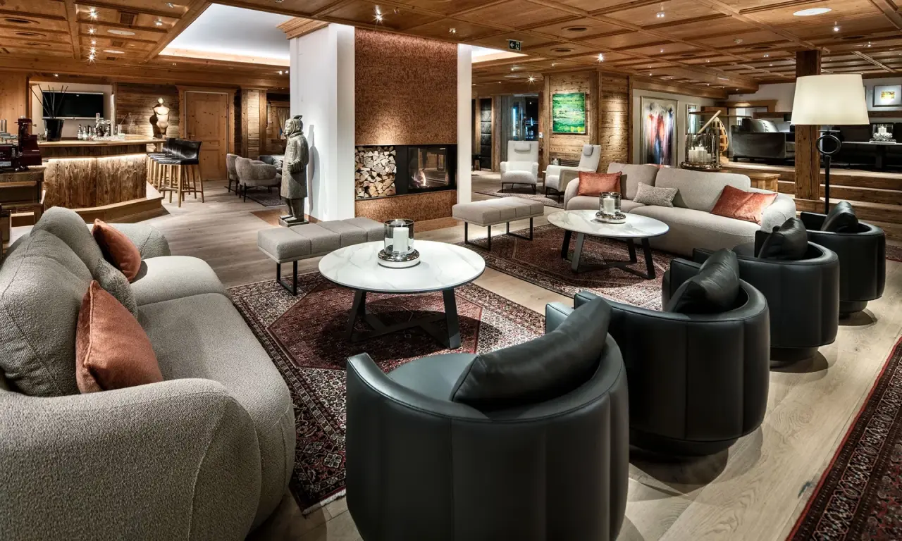 Burg Vital Resort in Lech am Arlberg – Gemütliche Lobby mit Kamin und Bar | Wellnesshotel Arlberg