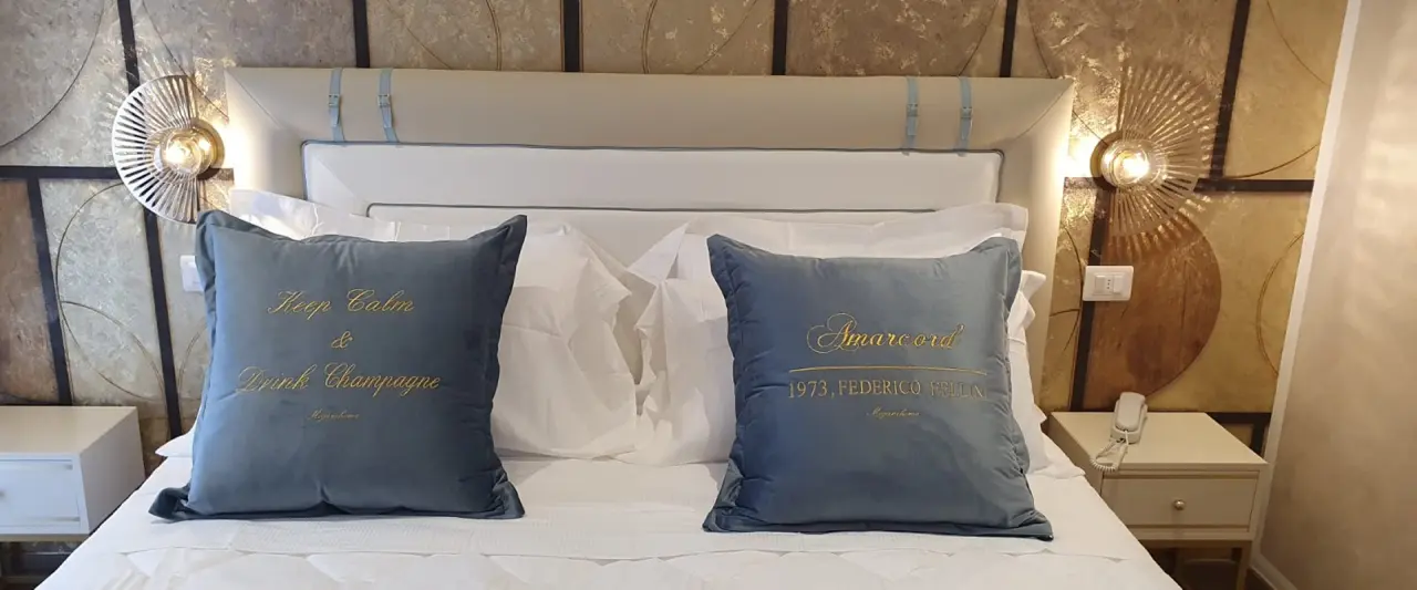 Amsterdam Suite Hotel & SPA in Rimini – Dekorative Kissen auf dem Hotelbett | Wellnesshotel Adria