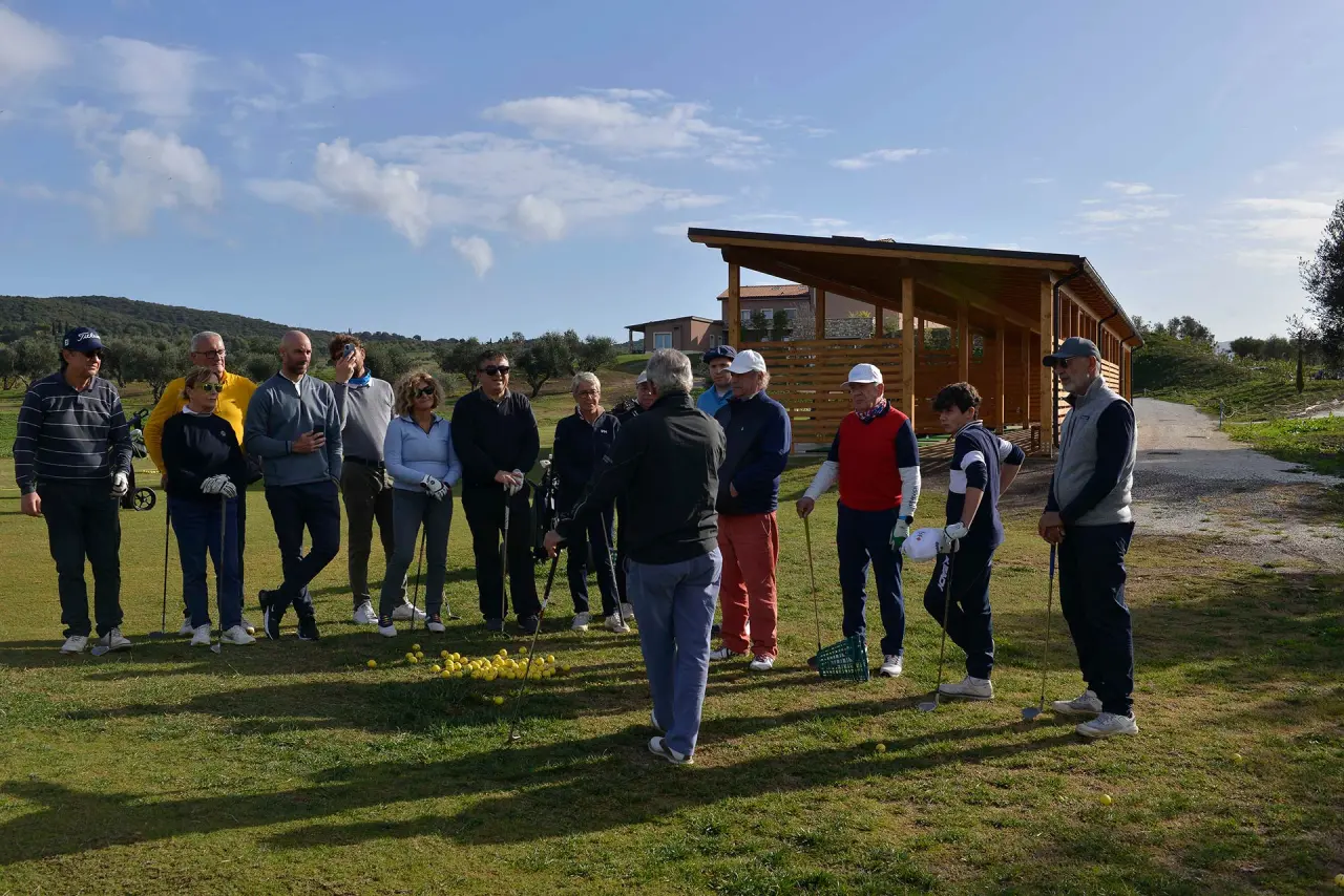 Riva Toscana Golf Resort & SPA in Follonica – Golfunterricht für eine Gruppe auf dem Übungsplatz | Wellnesshotel Toskana