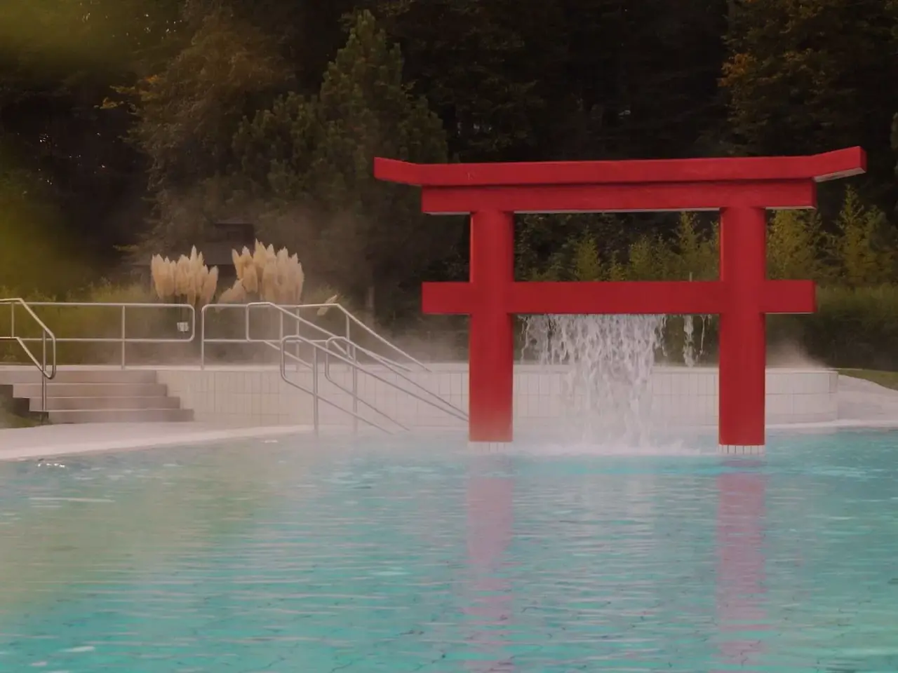 HOTEL, THERME & SPA LINSBERG ASIA****S in Bad Erlach – Außenpool mit rotem Torii-Tor und Dampf | Wellnesshotel Niederösterreich