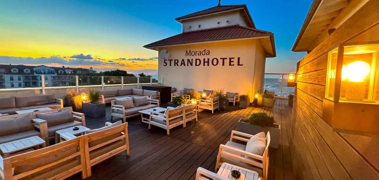 Morada Strandhotel in Kühlungsborn – Dachterrasse mit Lounge-Möbeln und Sonnenuntergang | Wellnesshotel an der Ostsee