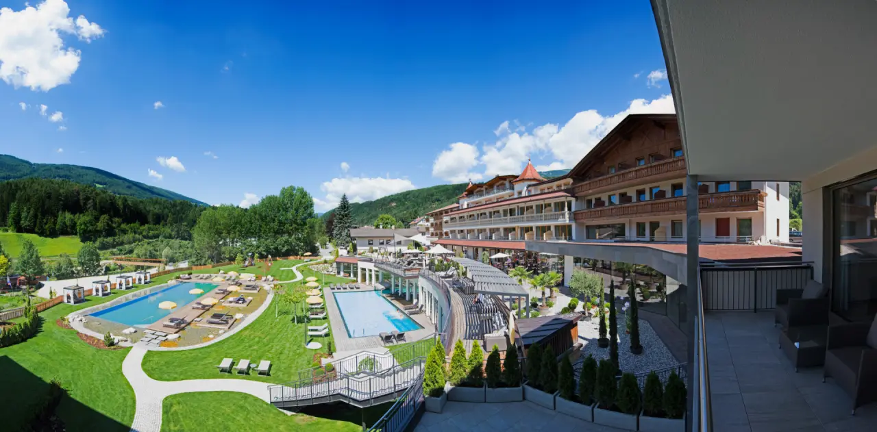 Hotel Kronblick in Ehrenburg (Kiens) – Panorama-Außenansicht mit Pools und Gartenanlage | Wellnesshotel Südtirol