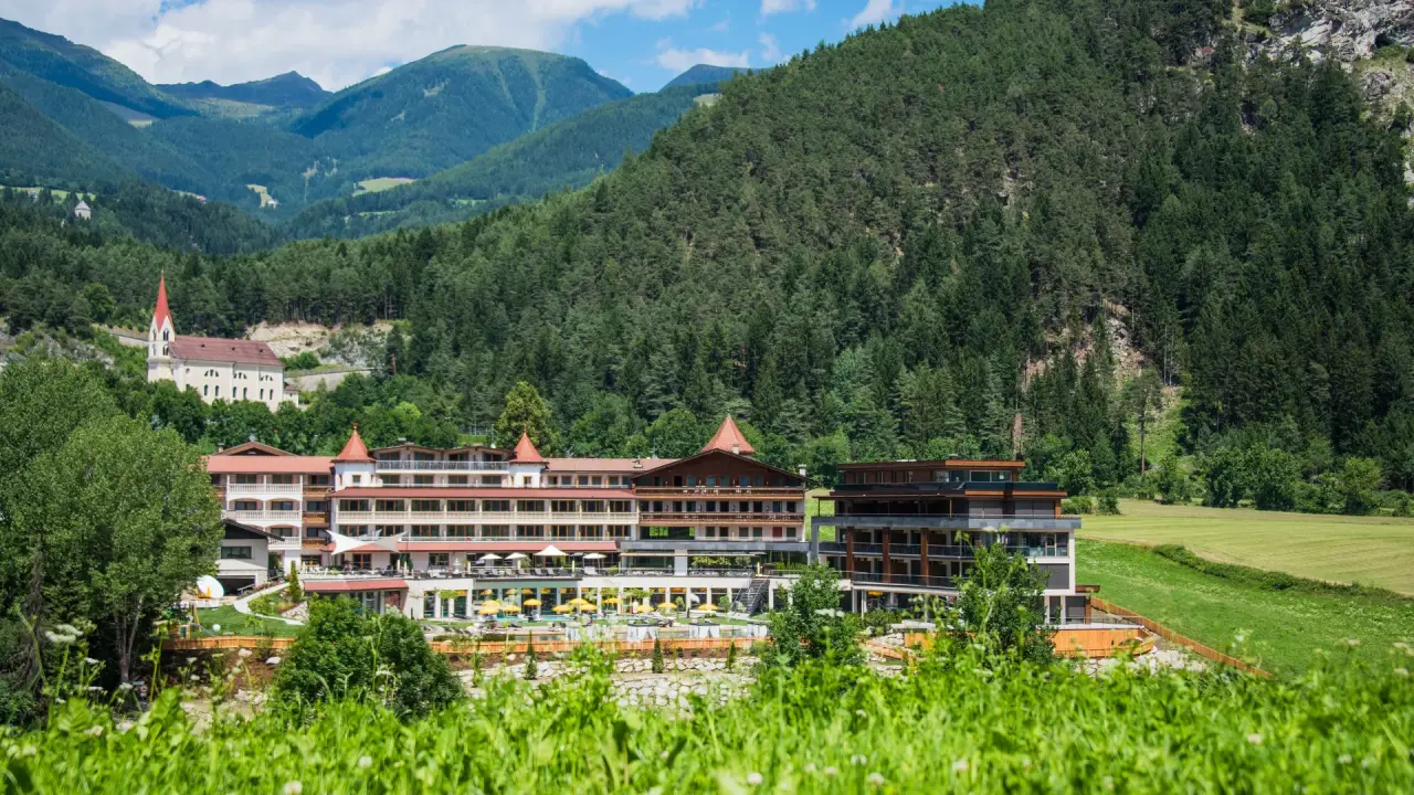 Hotel Kronblick in Ehrenburg (Kiens) – Panoramablick auf das Hotel und die Berglandschaft | Wellnesshotel Südtirol