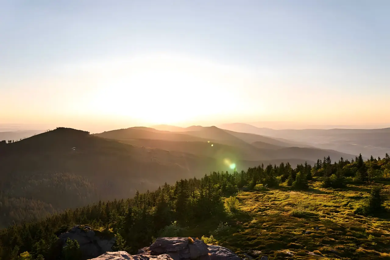 Hotel Waldeck in Bodenmais – Malerischer Sonnenuntergang über den Bergen | Wellnesshotel Bayerischer Wald