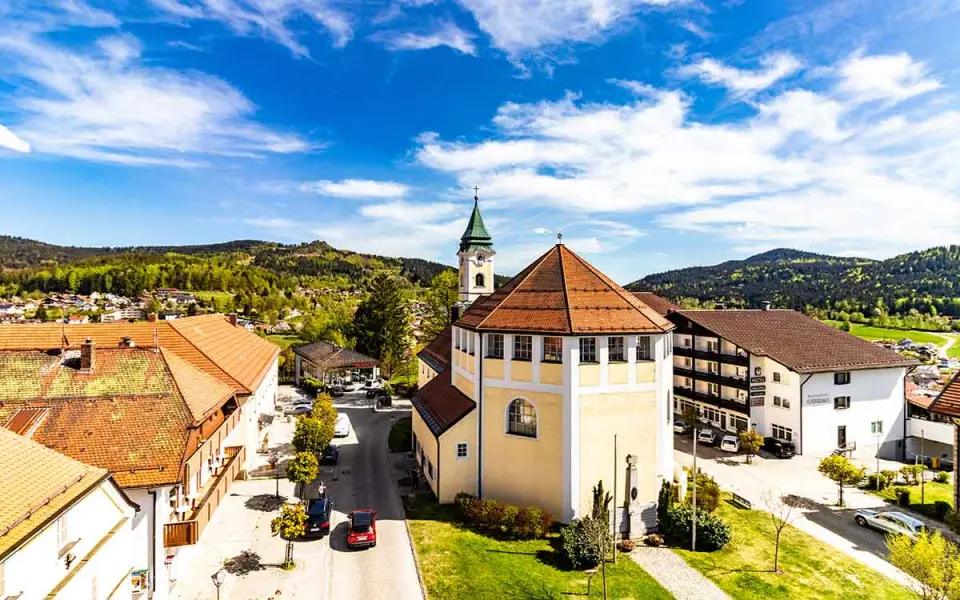 Hotel Waldeck in Bodenmais – Malerische Ortsansicht mit Kirche und Hotel | Wellnesshotel Bayerischer Wald