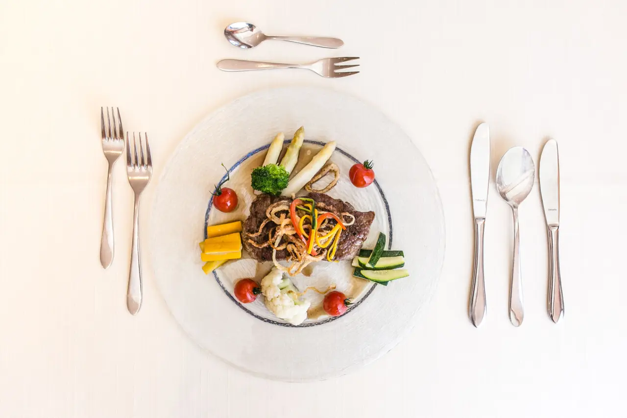 Hotel Waldeck in Bodenmais – Gourmetgericht mit Fleisch und Gemüse | Wellnesshotel Bayerischer Wald