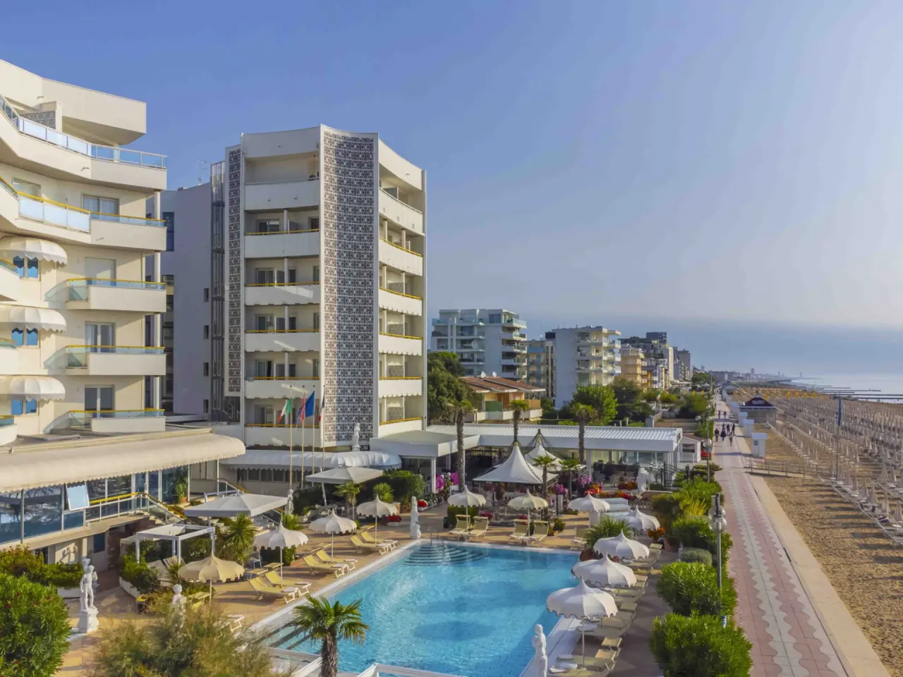 Luxor & Cairo The Beach Resort in Jesolo – Außenansicht mit Pool und Strand | Wellnesshotel Venetien