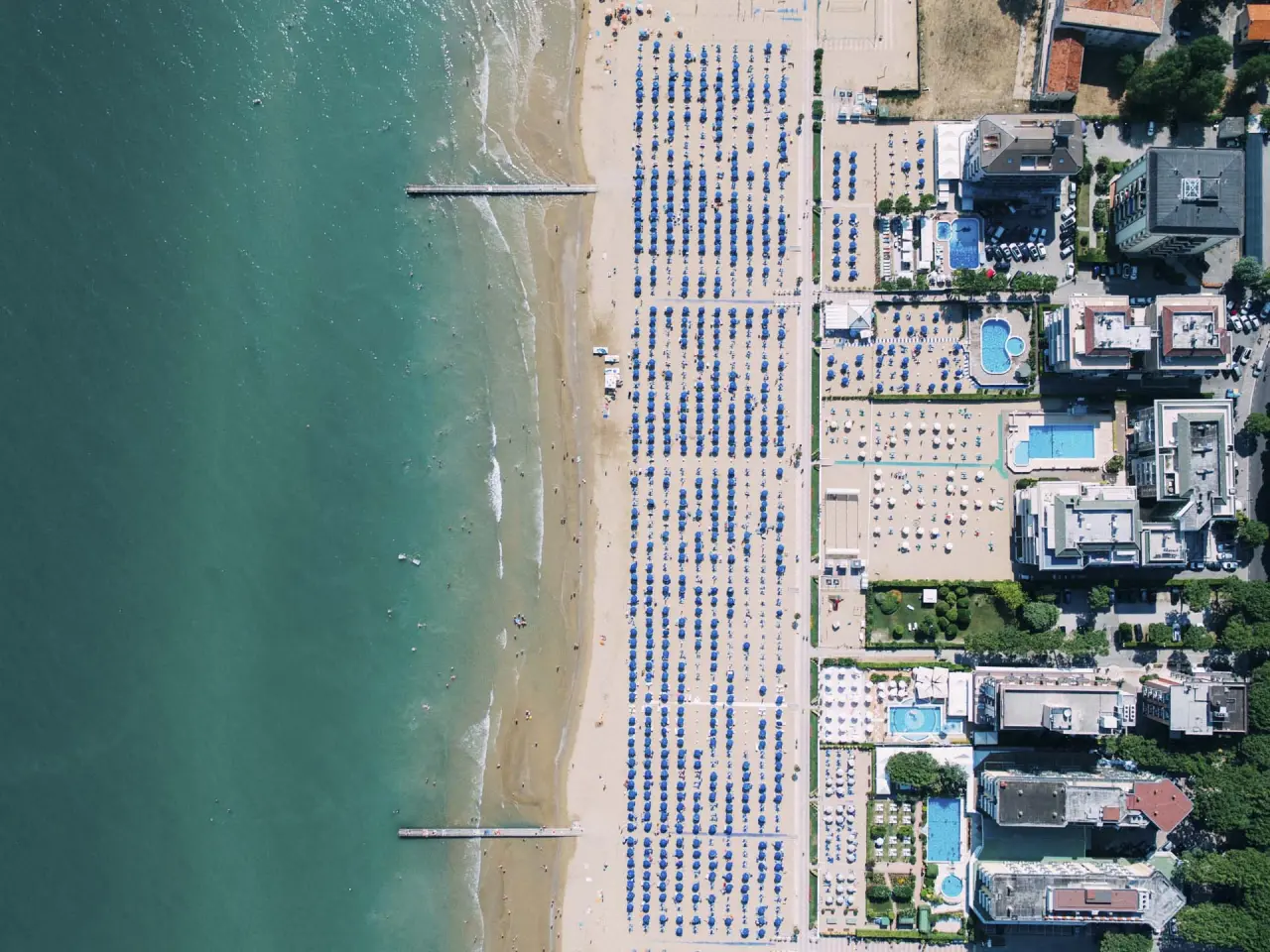 Luxor & Cairo The Beach Resort in Jesolo – Luftaufnahme von Strand, Pools und Hotelanlage | Wellnesshotel Adria
