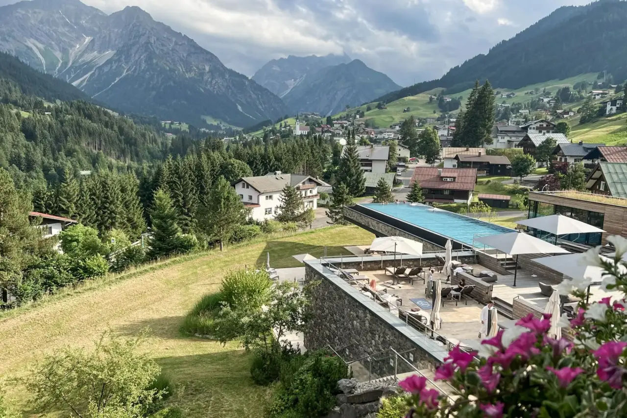 Travel Charme Ifen Hotel in Hirschegg – Panoramablick auf das Tal und den Außenpool | Wellnesshotel Kleinwalsertal