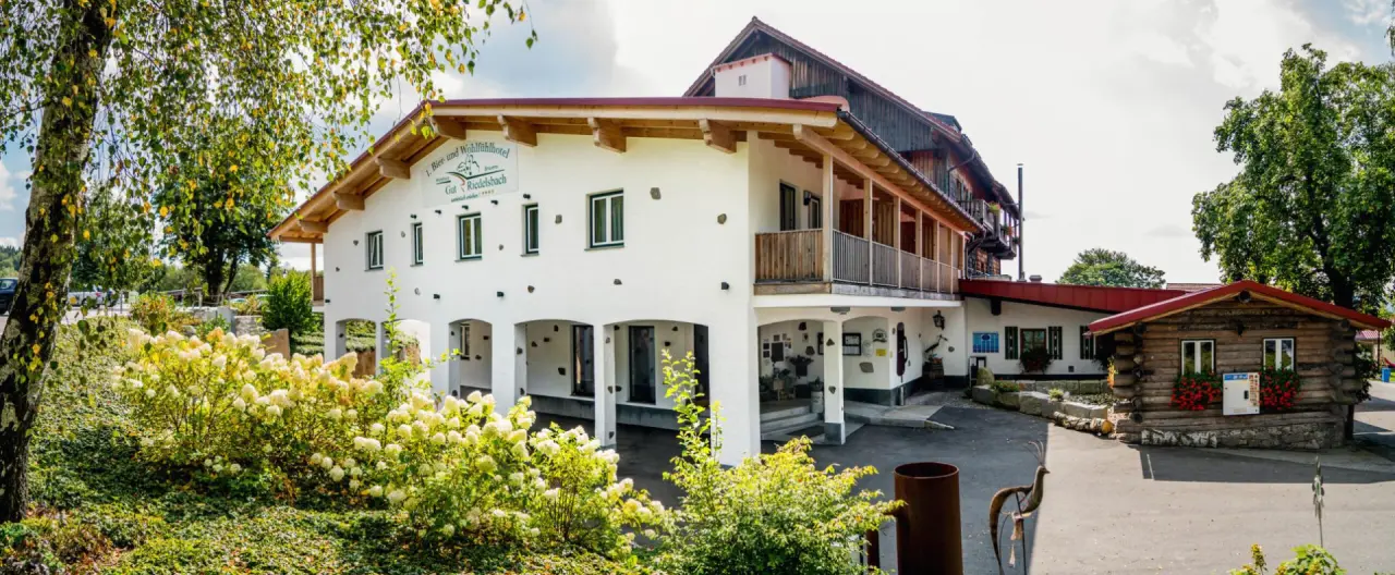 Bier- und Wohlfühlhotel Gut Riedelsbach in Neureichenau – Traditionelle Außenansicht des Hotels | Wellnesshotel Bayerischer Wald