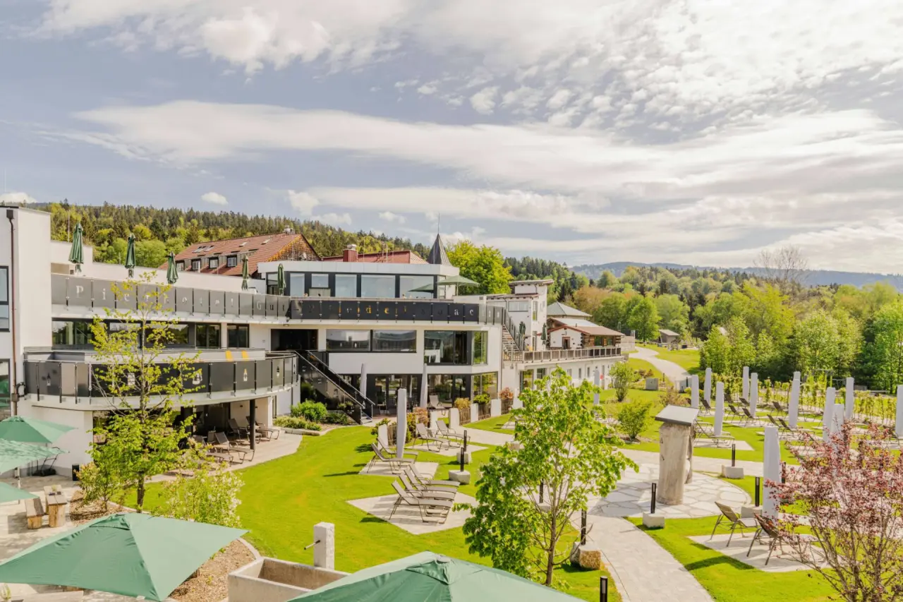 Bier- und Wohlfühlhotel Gut Riedelsbach in Neureichenau – Hotelanlage mit Garten und Liegewiesen | Wellnesshotel Bayerischer Wald