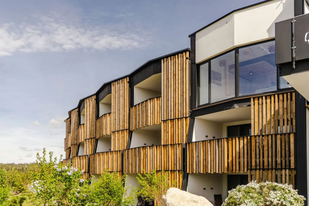 Bier- und Wohlfühlhotel Gut Riedelsbach in Neureichenau – Moderne Hotelfassade mit Holzverkleidung | Wellnesshotel Bayerischer Wald
