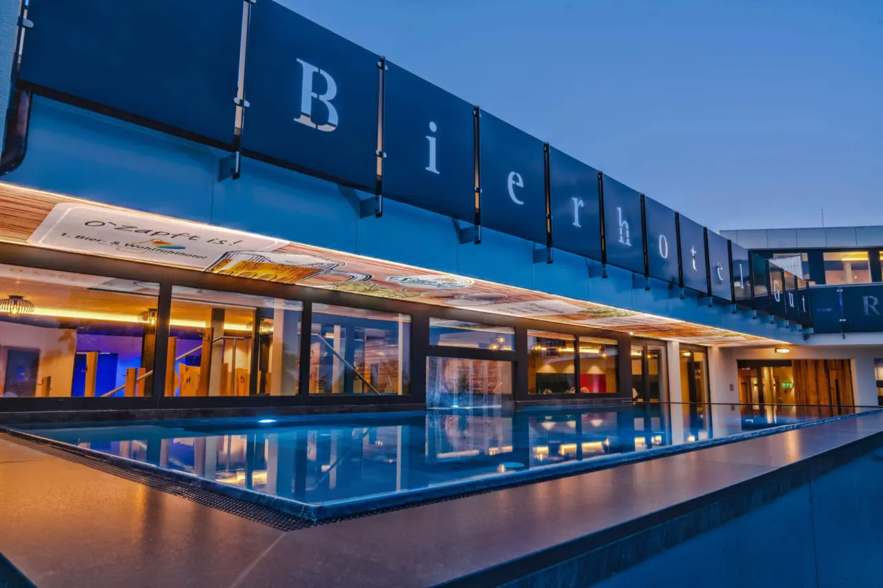 Bier- und Wohlfühlhotel Gut Riedelsbach in Neureichenau – Beleuchteter Außenpool bei Nacht | Wellnesshotel Bayerischer Wald