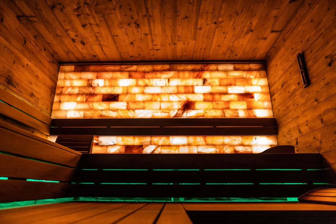 Bier- und Wohlfühlhotel Gut Riedelsbach in Neureichenau – Moderne Sauna mit beleuchteter Salzwand | Wellnesshotel Bayerischer Wald