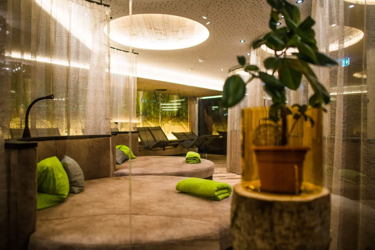 Bier- und Wohlfühlhotel Gut Riedelsbach in Neureichenau – Entspannungsbereich mit gemütlichen Liegen | Wellnesshotel Bayerischer Wald