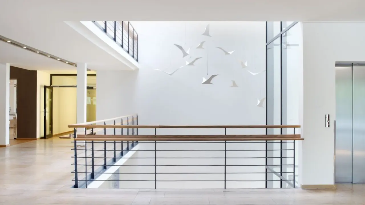 Ostseehotel Dierhagen in Dierhagen – Helle Lobby mit Treppenaufgang und Kunstinstallation | Wellnesshotel Ostseeküste