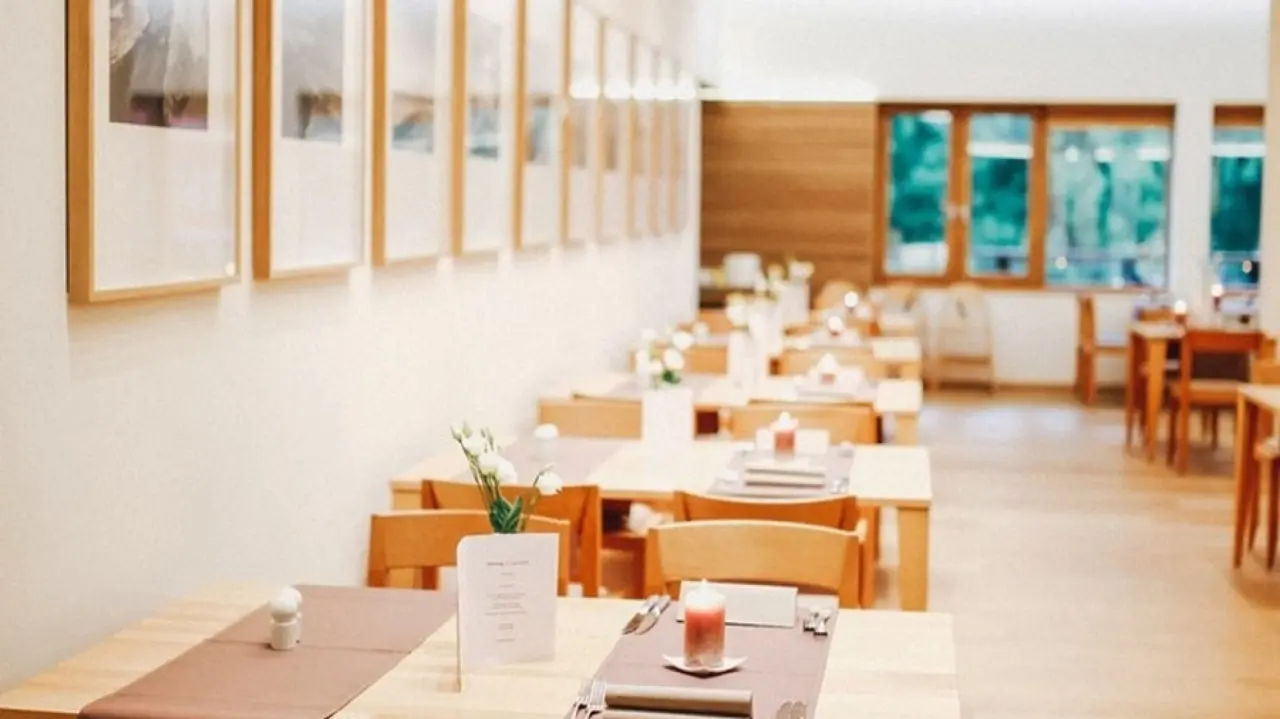 Ostseehotel Dierhagen in Dierhagen – Helles Restaurant mit Holztischen und schlichter Dekoration | Wellnesshotel Ostseeküste