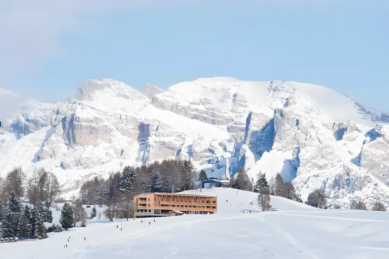 ICARO Hotel in Kastelruth – Winteransicht mit schneebedeckten Dolomiten | Wellnesshotel Südtirol