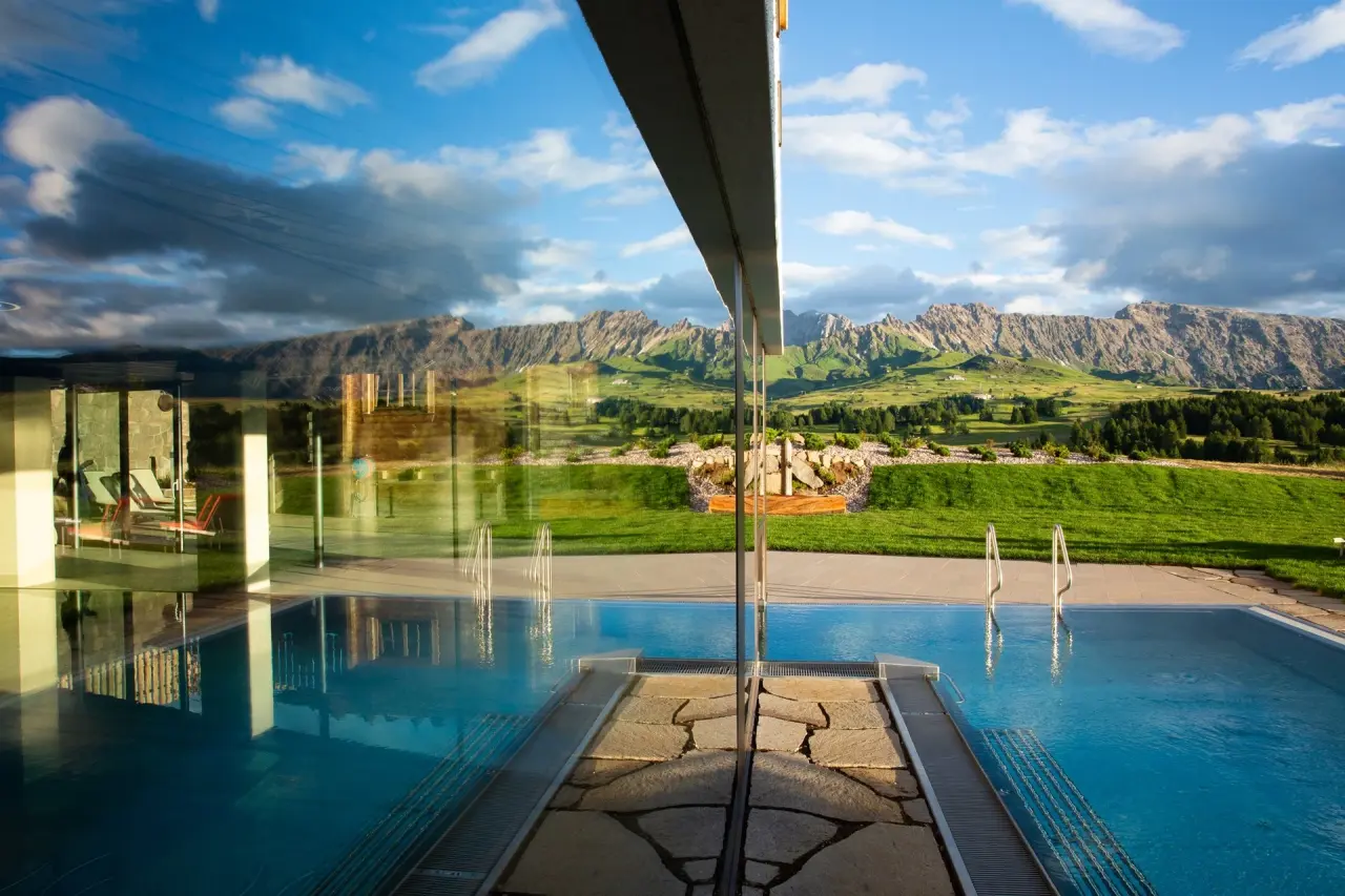 ICARO Hotel in Kastelruth – Außenpool mit beeindruckendem Bergpanorama | Wellnesshotel Südtirol