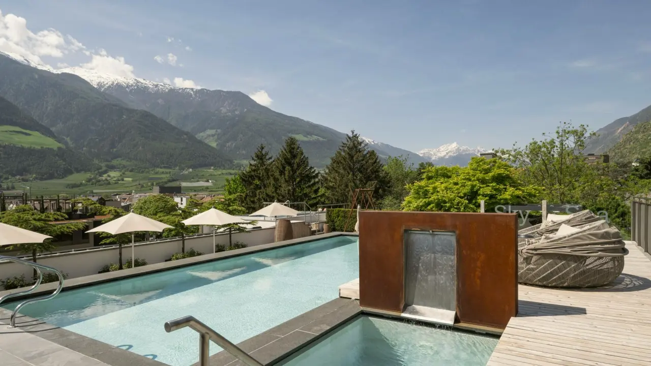 Feldhof DolceVita Resort in Naturns – Rooftop-Pool mit Bergblick | Wellnesshotel Südtirol