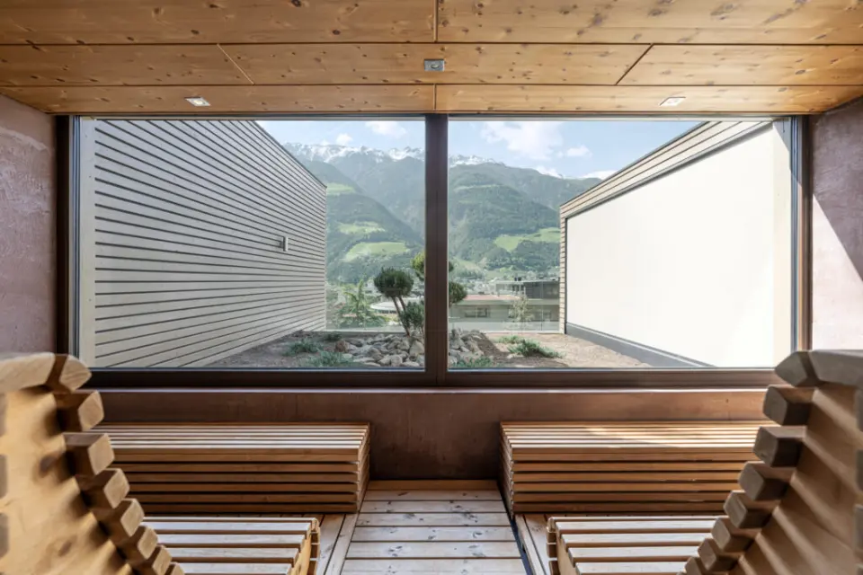 Feldhof DolceVita Resort in Naturns – Panoramasauna mit Holzbänken | Wellnesshotel Südtirol
