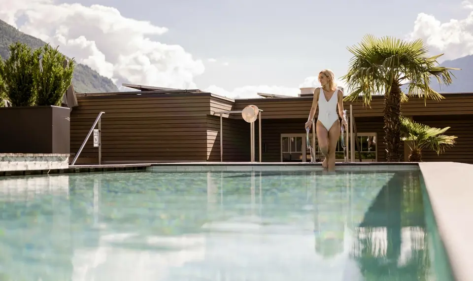 Feldhof DolceVita Resort in Naturns – Outdoor Poolbereich mit Liegen | Wellnesshotel Südtirol