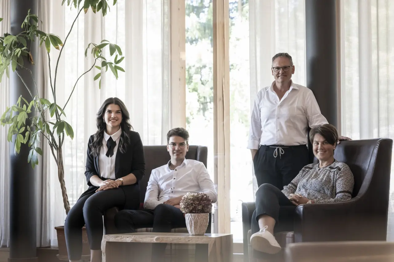 Dolomites Nature Hotel Vigilerhof in Kastelruth – Freundliches Team im Hotel-Loungebereich | Wellnesshotel Südtirol