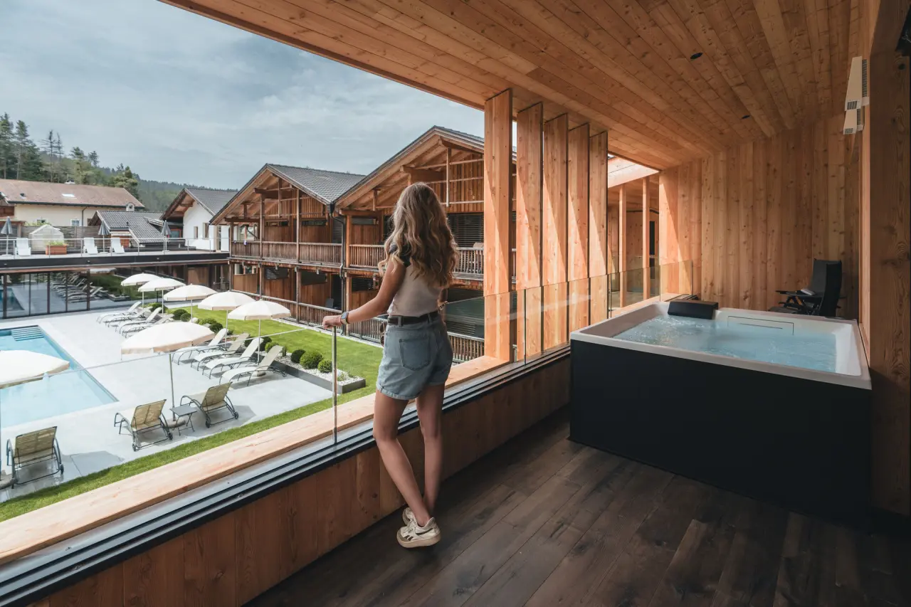 Dolomites Nature Hotel Vigilerhof in Kastelruth – Balkon mit Whirlpool und Poolblick | Wellnesshotel Südtirol