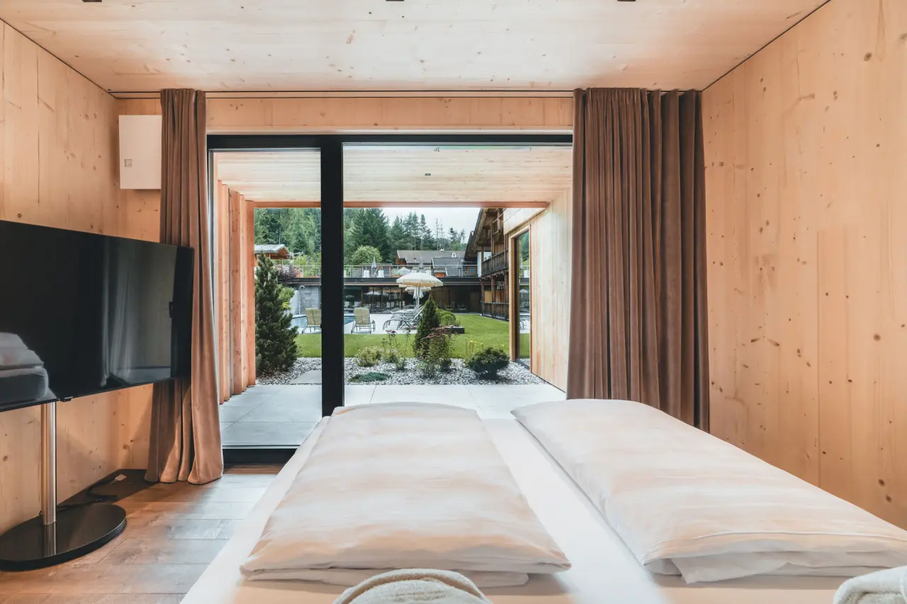 Dolomites Nature Hotel Vigilerhof in Kastelruth – Komfortables Hotelzimmer mit Gartenblick | Wellnesshotel Südtirol