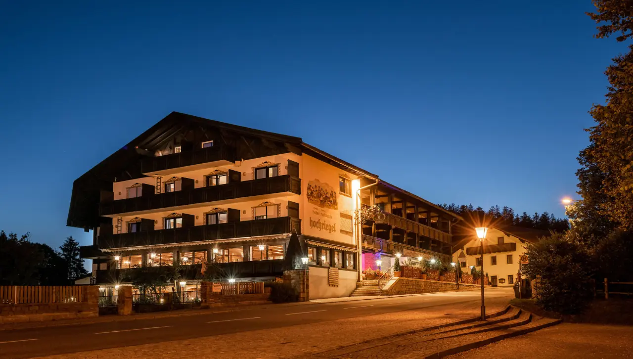 Hotel & Residence Hochriegel in Klingenbrunn – Hotelaußenansicht bei Dämmerung | Wellnesshotel Bayerischer Wald