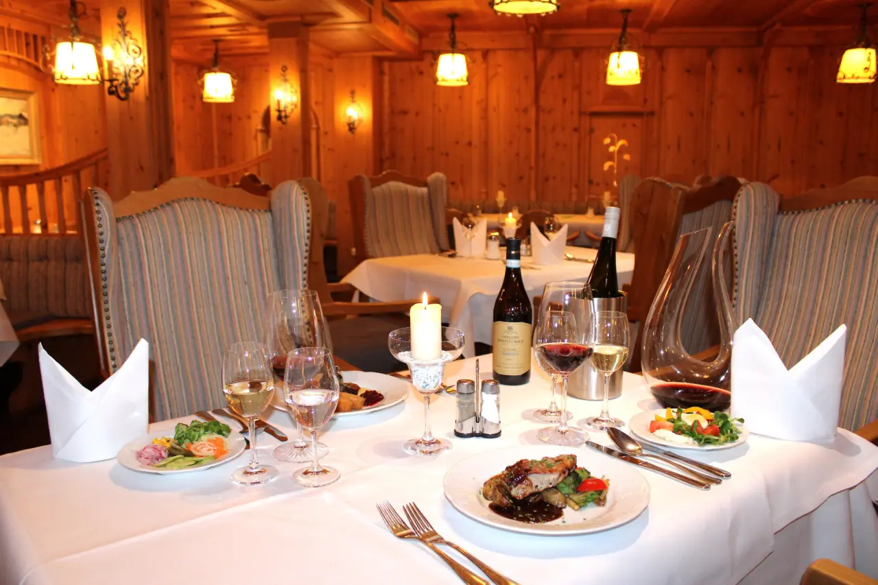 Hotel & Residence Hochriegel in Klingenbrunn – Festlich gedeckter Tisch im Restaurant | Wellnesshotel Bayerischer Wald