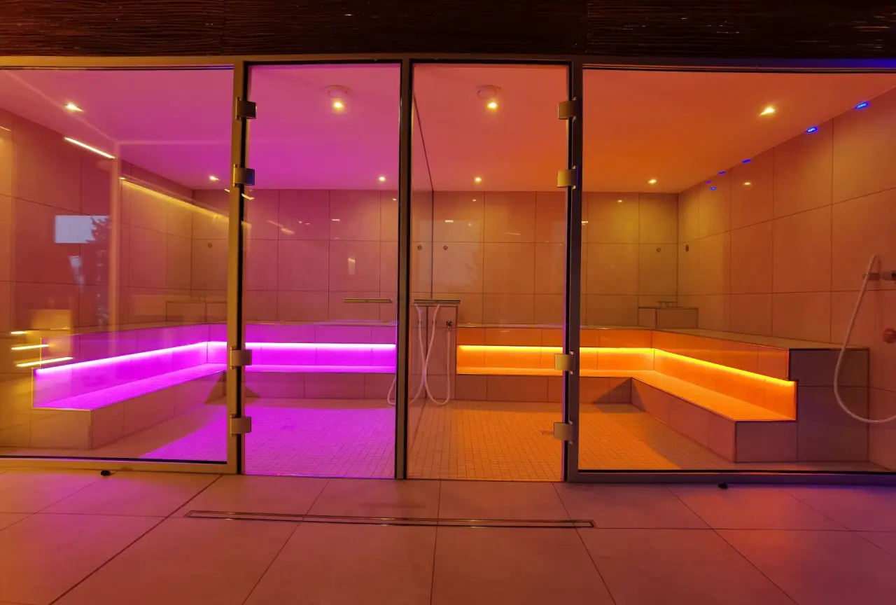 Hotel & Residence Hochriegel in Klingenbrunn – Modernes Dampfbad mit farbiger Beleuchtung | Wellnesshotel Bayerischer Wald