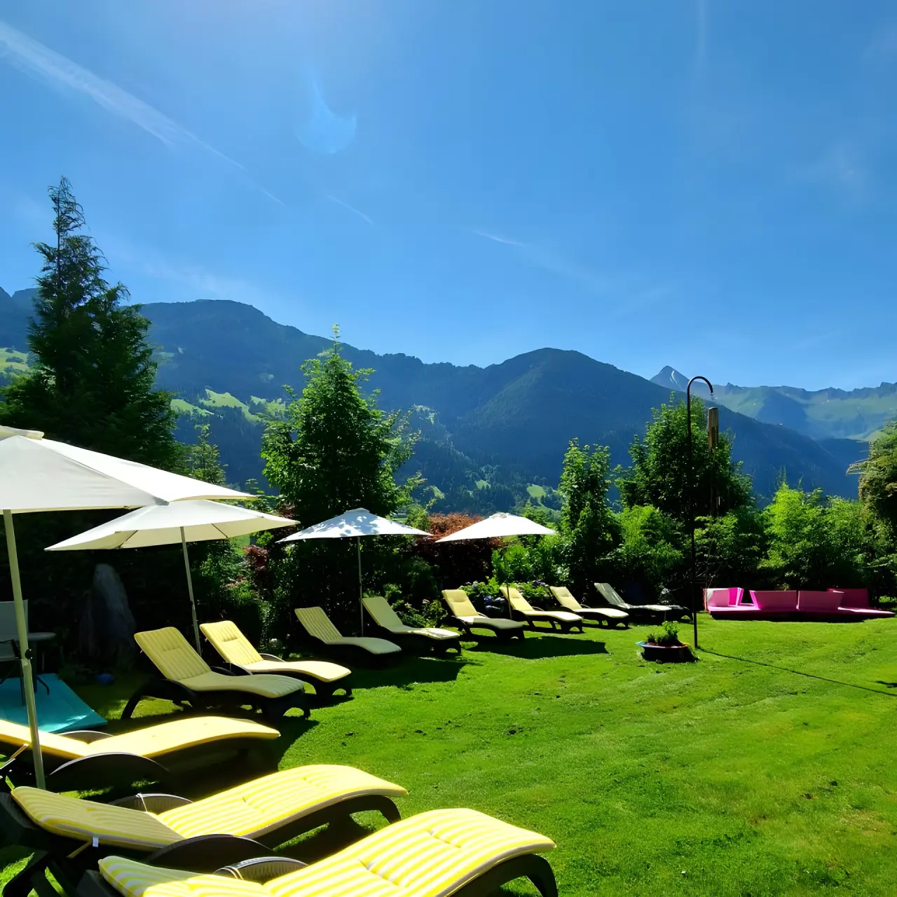 Stefanie Sport & Vital in Hippach – Sonnenterrasse mit Liegen und Alpenpanorama | Wellnesshotel Zillertal